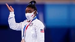 Reacción de Simone Biles al recibir la medalla de bronce en barra de equilibrio en Tokio 2020
