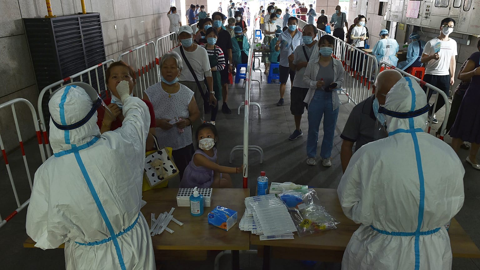 Çin'in Jiangsu eyaletine bağlı Nanjing kentinde bir Covid-19 test merkezi