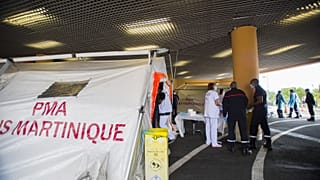 une tente de triage pour soigner les patients, au centre hospitalier universitaire (CHU) Pierre Zobda-Quitman de Fort-de-France