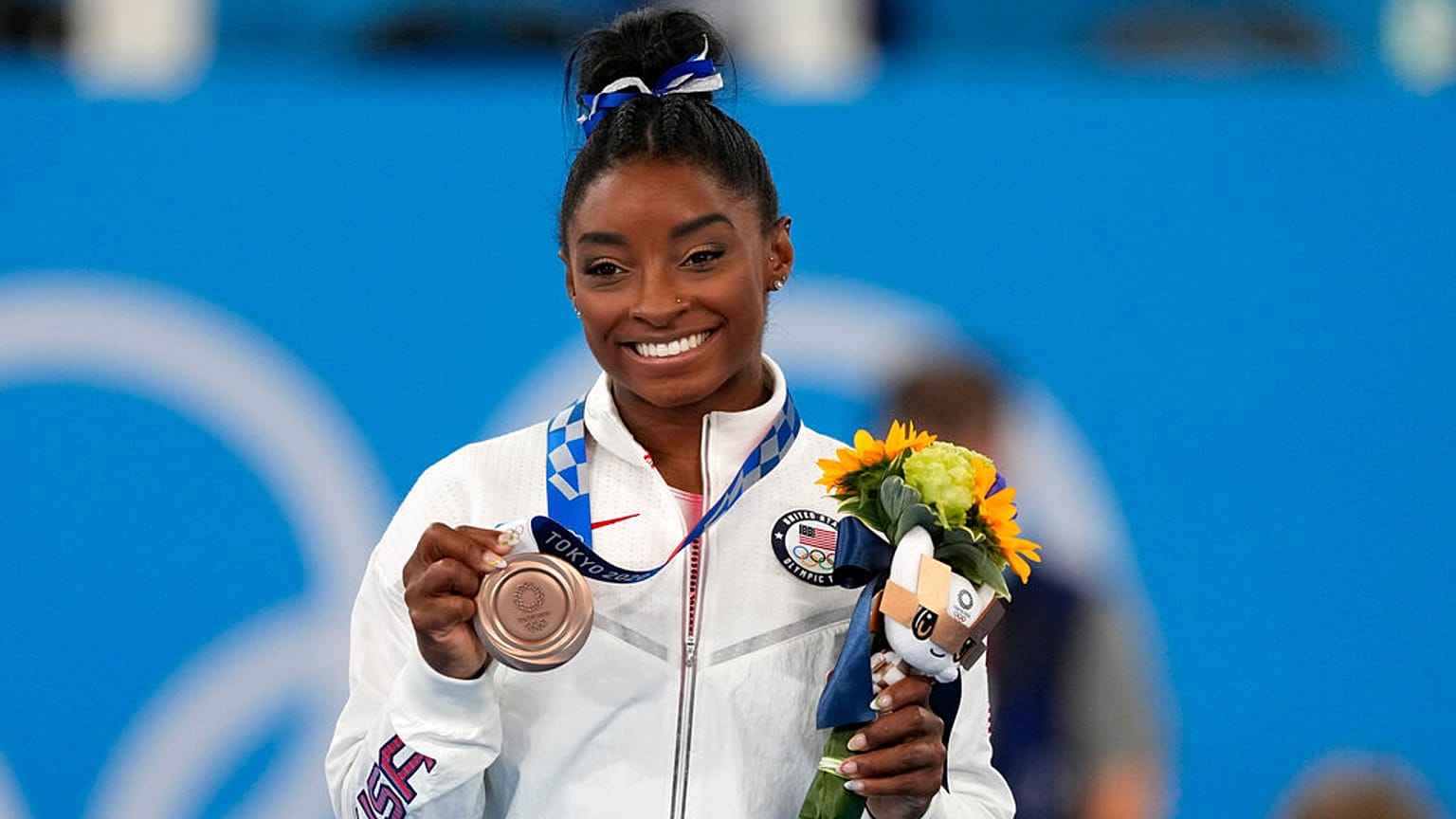 Simone Biles bei der Siegerehrung nach dem Schwebebalken-Wettbewerb in Tokio