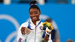 Simone Biles bei der Siegerehrung nach dem Schwebebalken-Wettbewerb in Tokio