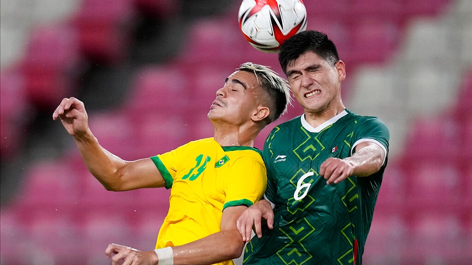 Reinier e Vladimir Lorona si lanciano sul pallone con la testa durante la semifinale alle Olimpiadi di Tokyo 2020