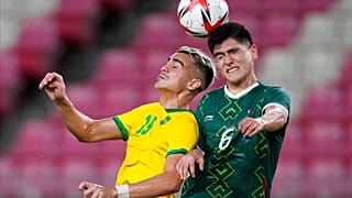 Reinier e Vladimir Lorona si lanciano sul pallone con la testa durante la semifinale alle Olimpiadi di Tokyo 2020