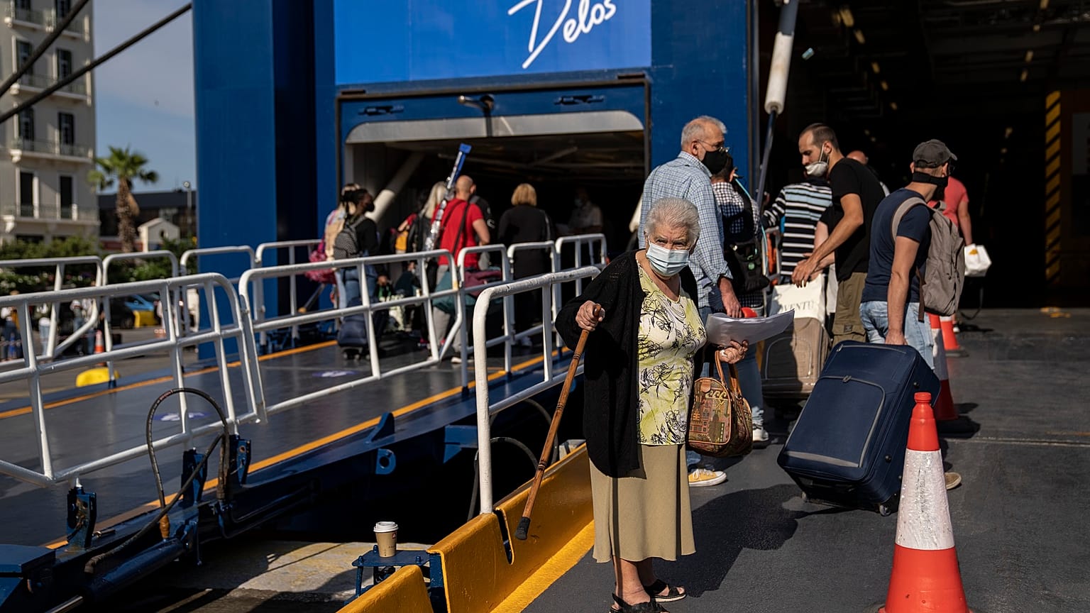 Ηλικιωμένη ετοιμάζεται να επιβιβαστεί σε πλοίο για τις Κυκλάδες - Λιμάνι Πειραιά, καλοκαίρι 2021