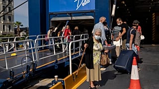 Ηλικιωμένη ετοιμάζεται να επιβιβαστεί σε πλοίο για τις Κυκλάδες - Λιμάνι Πειραιά, καλοκαίρι 2021