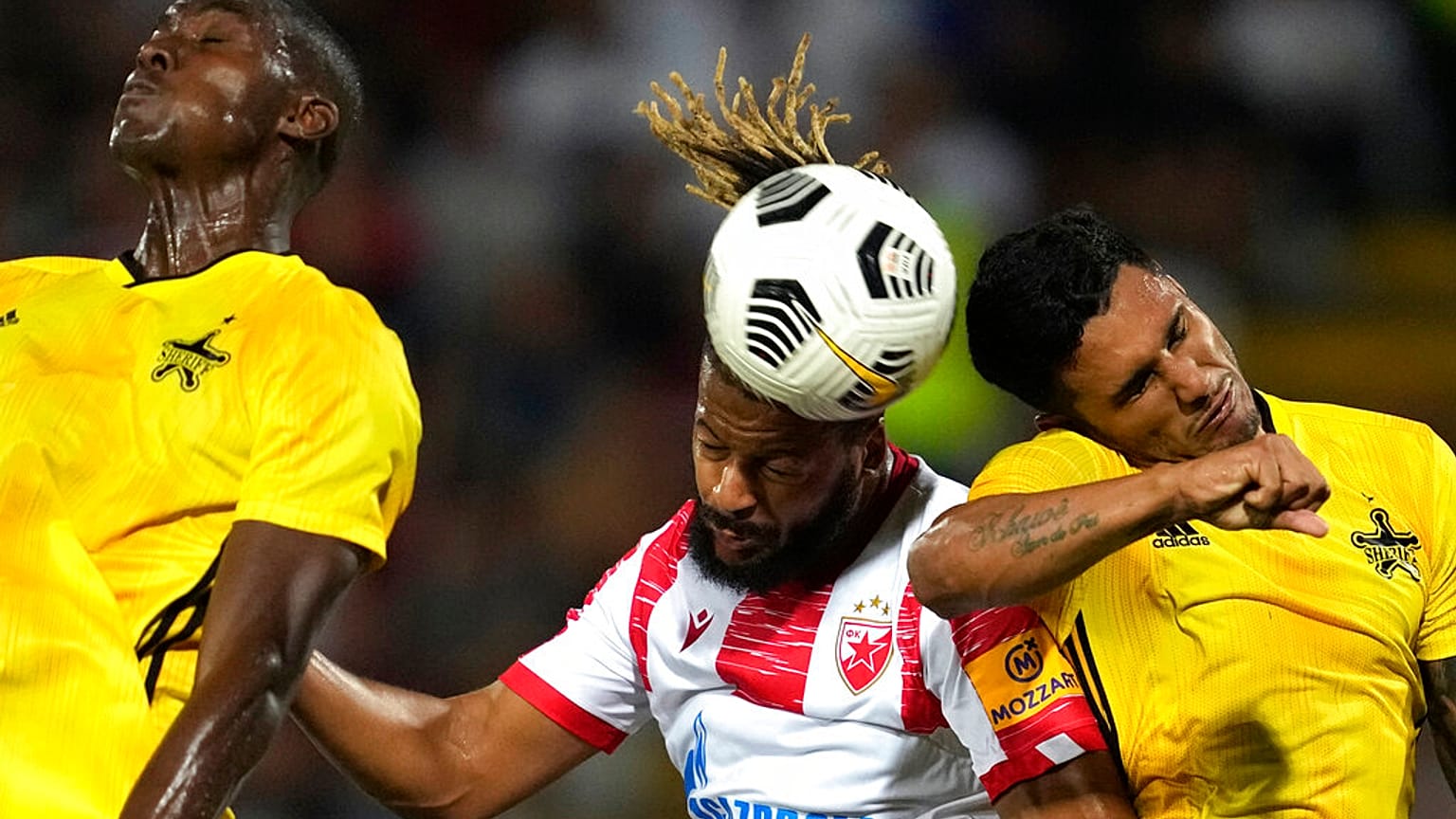 A belgrádi Crvena Zvezda játékosa, Lois Diony fejel labdába két tiraspoli labdarúgó között a Bajnokok Ligája selejtezőmeccsén augusztus 3-án.