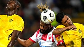 A belgrádi Crvena Zvezda játékosa, Lois Diony fejel labdába két tiraspoli labdarúgó között a Bajnokok Ligája selejtezőmeccsén augusztus 3-án.
