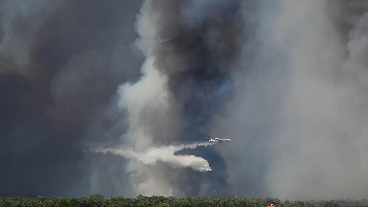 Incêndio de grandes dimensões nos arredores de Atenas, Grécia