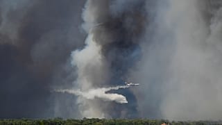 Incêndio de grandes dimensões nos arredores de Atenas, Grécia