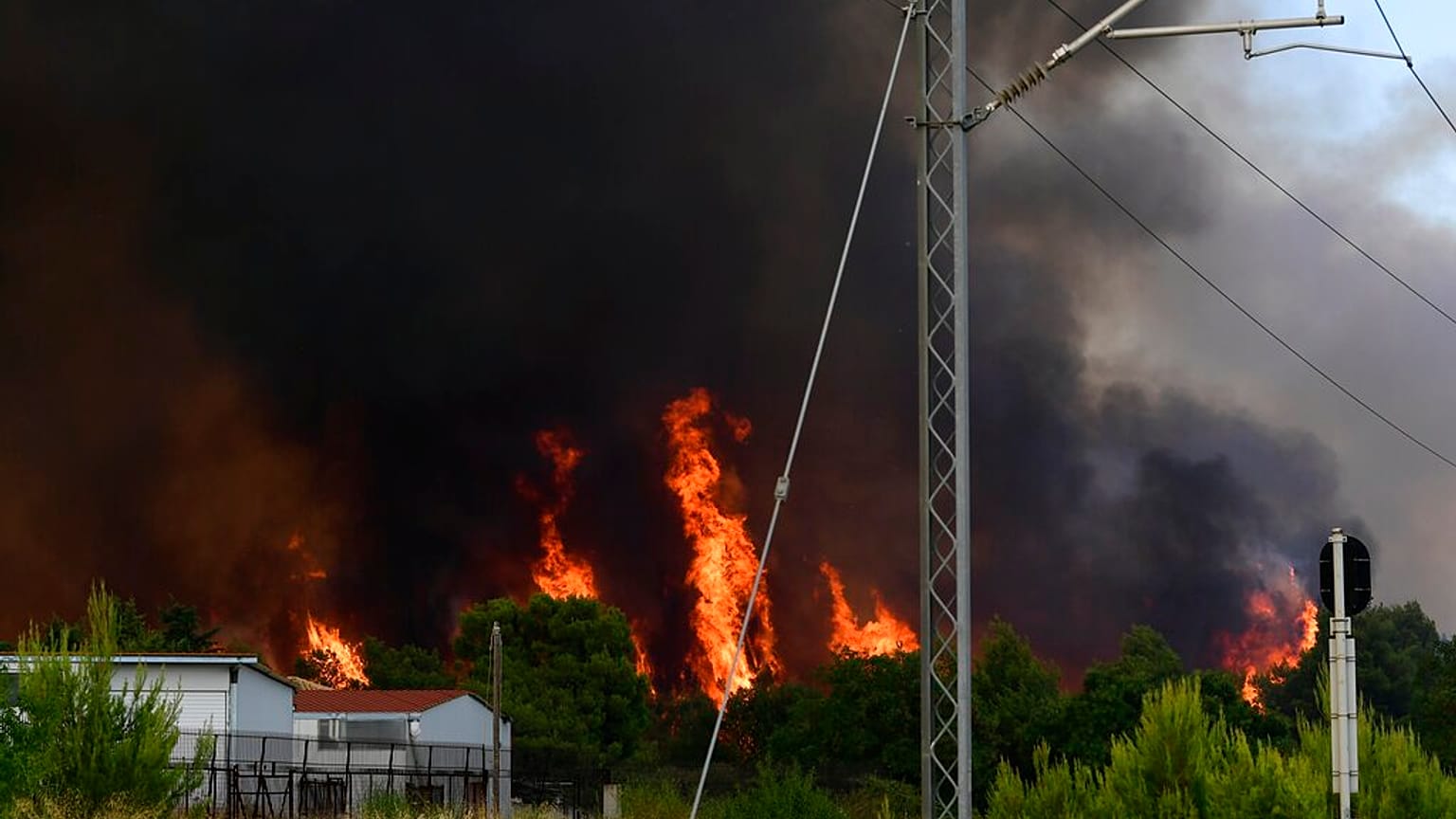 Εικόνα από τη μεγάλη πυρκαγιά στη Βαρυμπόμπη
