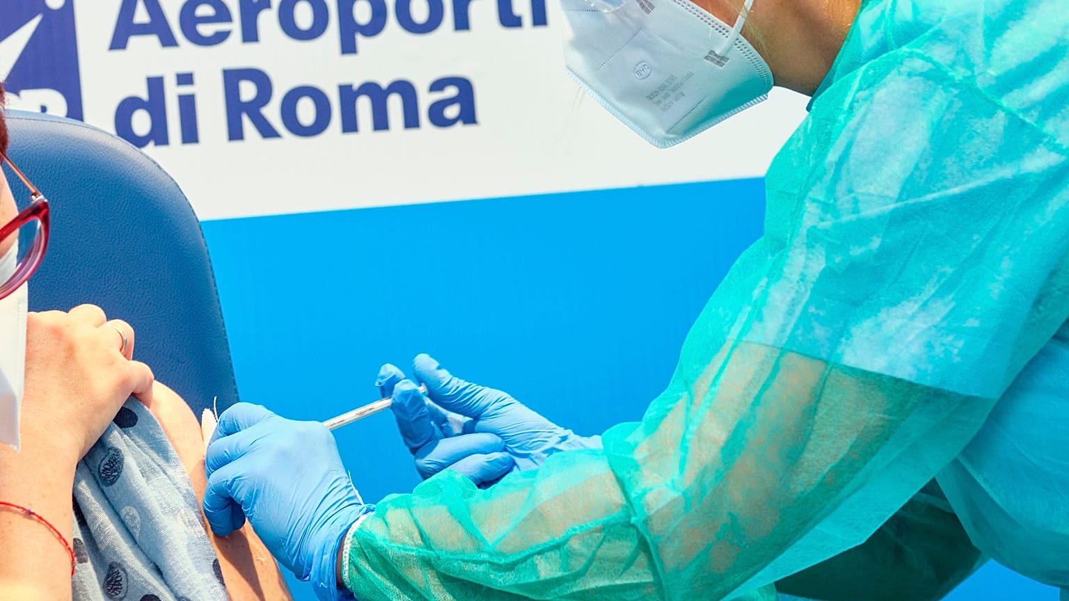 COVID-19: Cases fall in the Netherlands and UK, while Italy and Romania push vaccines