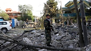 Afghanische Soldaten sichern den Ort des Attentates in der "Grünen Zone" von Kabul