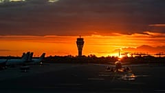 Un avión despega en el aeropuerto de El Prat, en Barcelona, España. 
