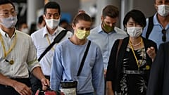 La sprinteuse bélarusse Kristina Timanovskaïa dans le terminal 1 de l'aéroport de Tokyo-Narita avant son embarquement pour un vol à destination de Vienne, le 4 août 2021 