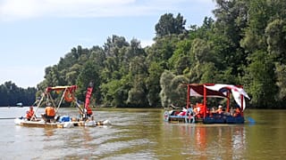 PET-kalózok gyűjtik a szemetet a Tiszából Szatmárcsekénél