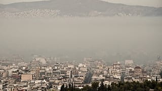El incendio en la región de Atenas está controlado pero preocupa a las autoridades