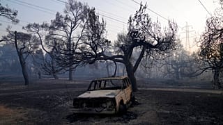 Restos carbonizados en el norte de Atenas