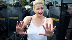 ماريا كوليسنيكوفا، أثناء مظاهرة احتجاجية في مينسك، بيلاروس. 