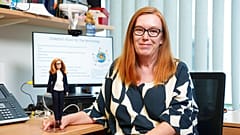 Sarah Gilbert professzor és a róla mintázott Barbie