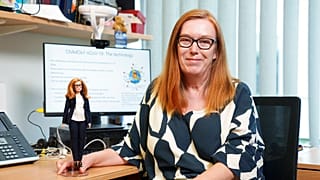 Sarah Gilbert professzor és a róla mintázott Barbie