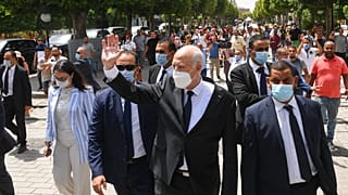 الرئيس التونسي قيس سعيد وهو يتجول على طول شارع بورقيبة في تونس العاصمة، الأحد ، 1 آب / أغسطس 2021.