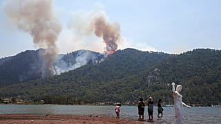Menekülnek a gazdák és a turisták a dél-törökországi tűz elől