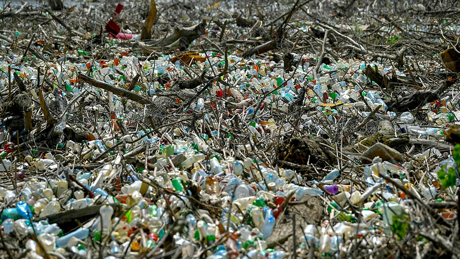 Ουγγαρία: Πρωτάθλημα συλλογής απορριμάτων στον ποταμό Τίζα