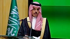 وزير الخارجية السعوي، الأمير فيصل بن فرحان آل سعود خلال مؤتمر صحفي في باكستان. 