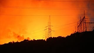 Muğla'nın Milas ilçesinde bulunan Kemerköy Termik Santrali'nden bir kare. Alevler tesislere ulaştı.