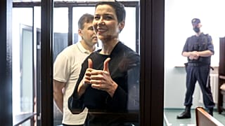 Мария Колесникова и Максим Знак в зале суда