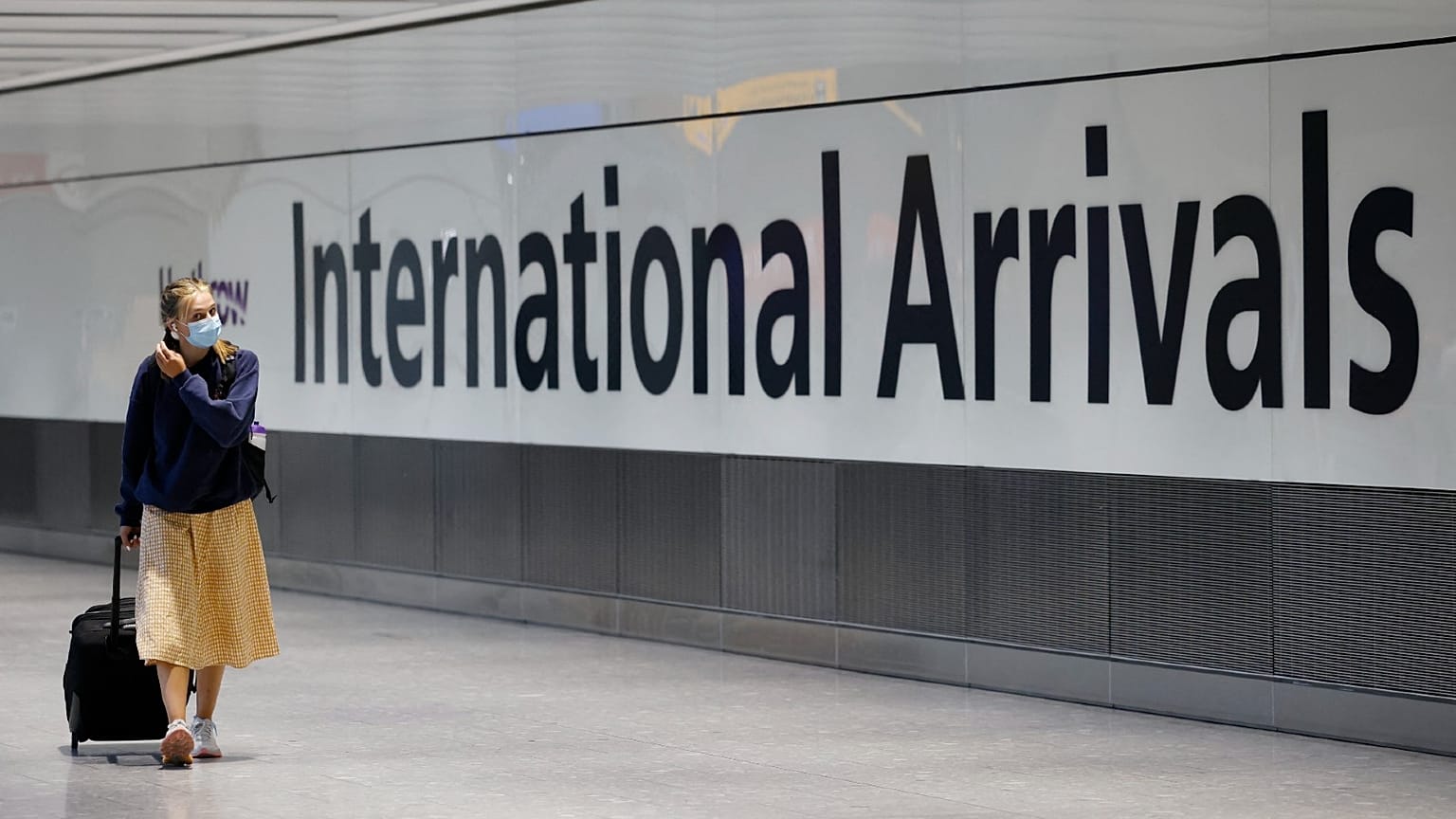 Une voyageuse arrivant au terminal 5 de l'aéroport d'Heathrow, à Londres, le 2 août 2021
