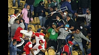 Hinchas del Santa Fe de Bogotá y el Atlético Nacional de Medellín durante los enfrentamientos del martes 3 de agosto en el estadio El Campín, en Bogotá, Colombia.