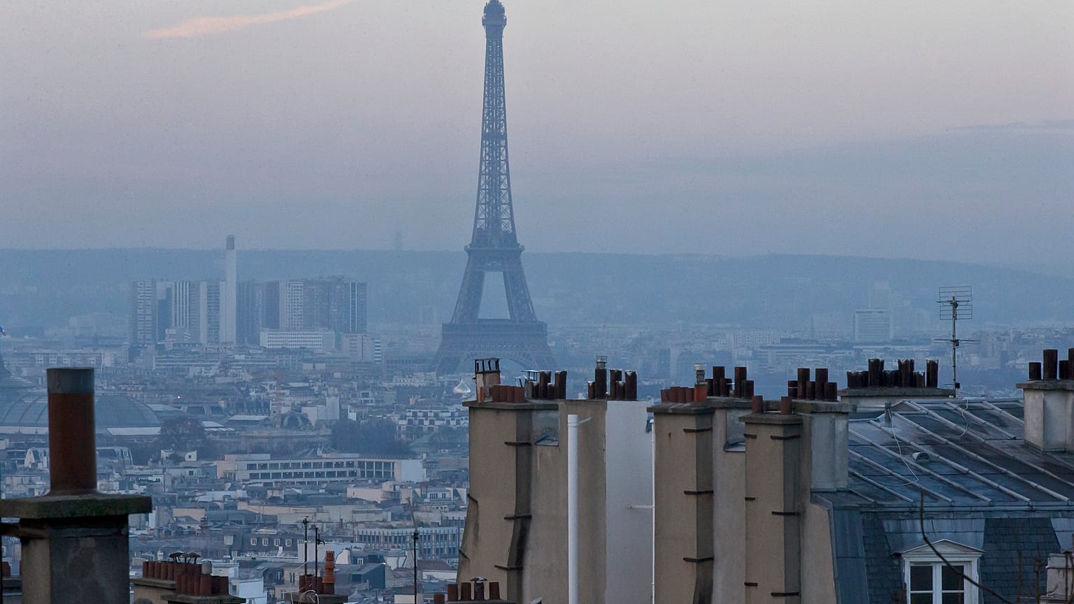 A French citizen has tried to sue the government for rising air pollution in Paris.