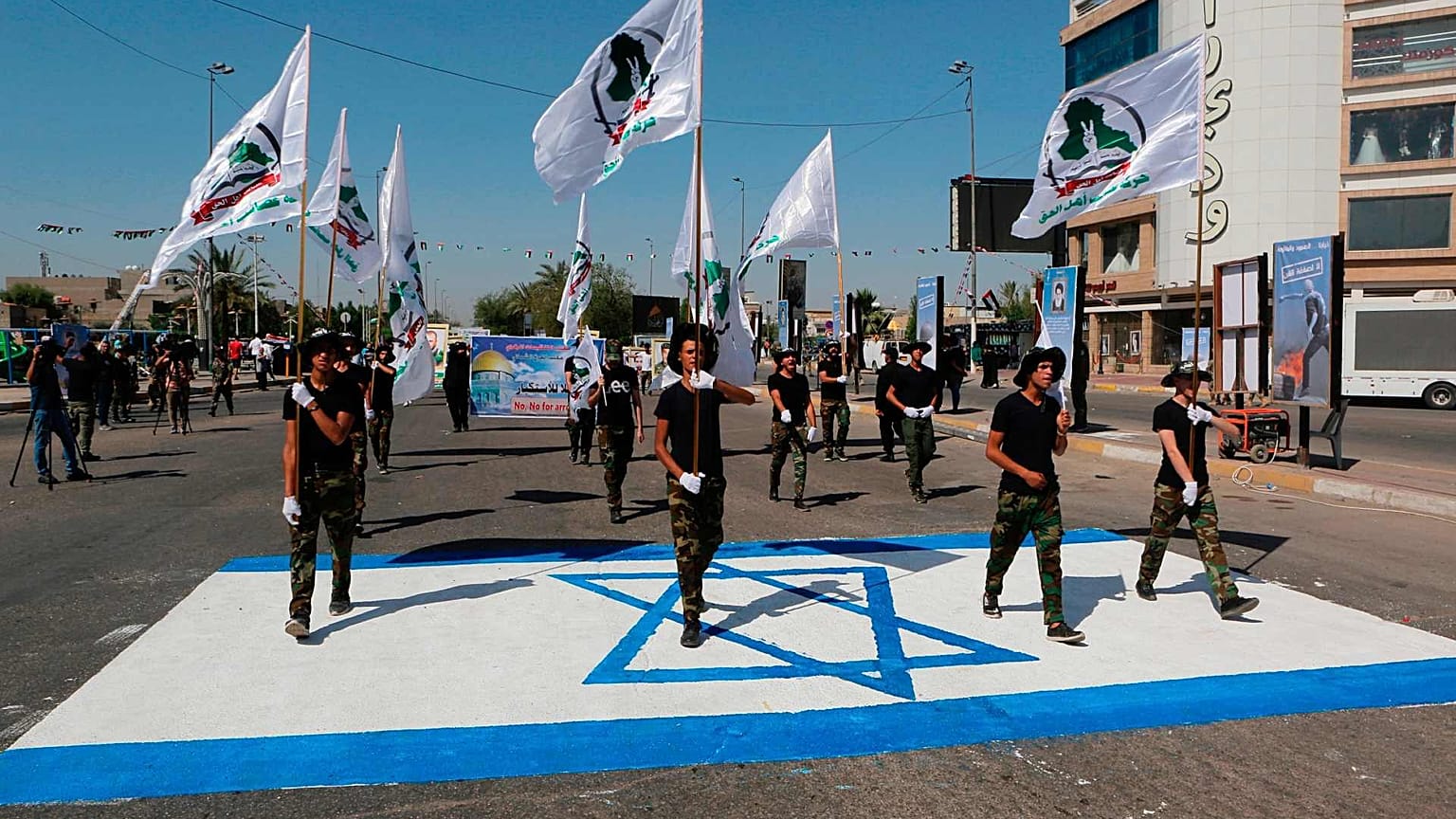 مسيرة لقوات الحشد الشعبي العراقي على رسم لعلم إسرائيلي خلال يوم "القدس"، بغداد، العراق، 31 مايو / أيار 2019 