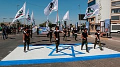 مسيرة لقوات الحشد الشعبي العراقي على رسم لعلم إسرائيلي خلال يوم "القدس"، بغداد، العراق، 31 مايو / أيار 2019 