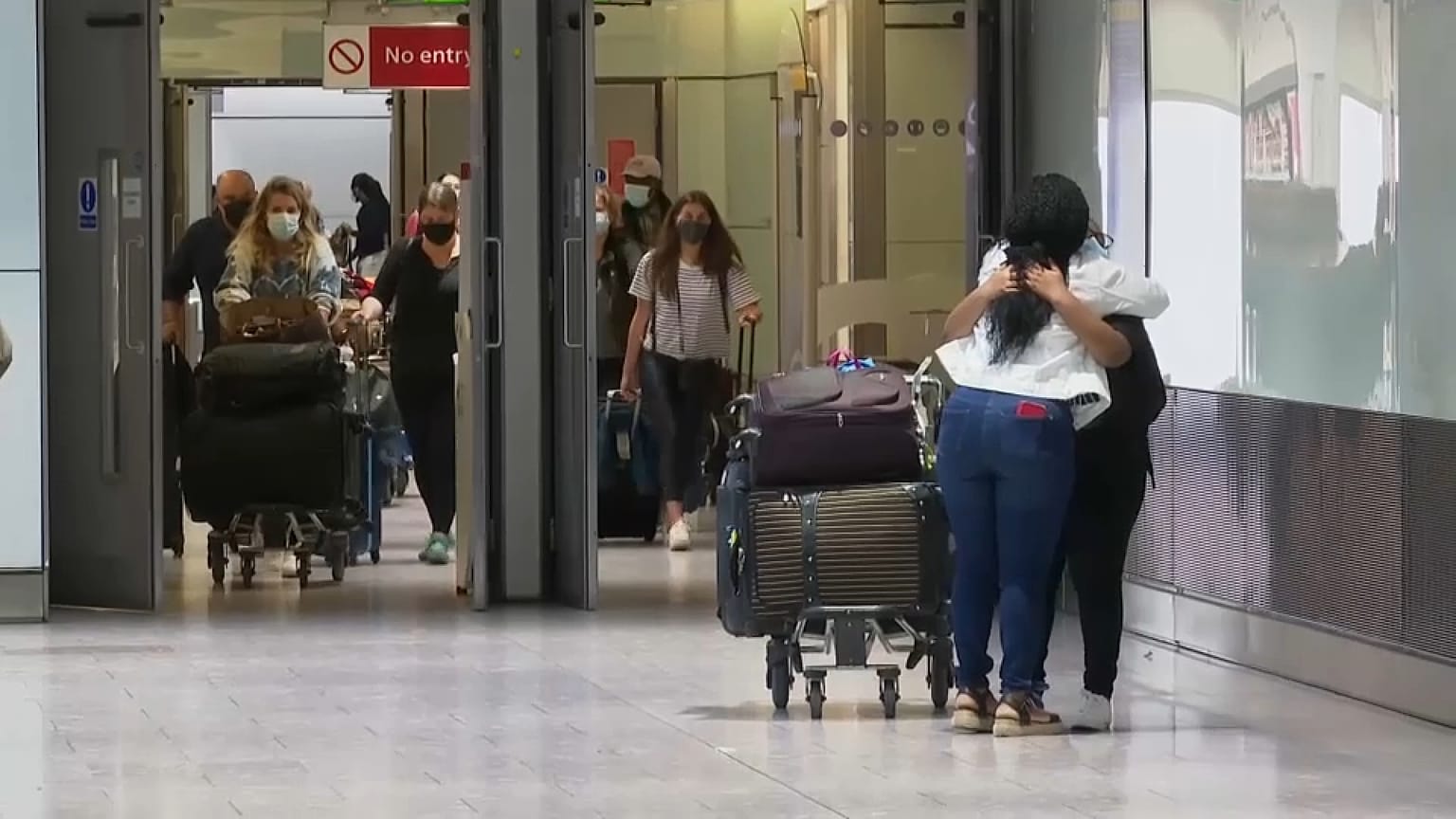 Пассажиры в лондонском аэропорту Heathrow