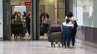 Пассажиры в лондонском аэропорту Heathrow