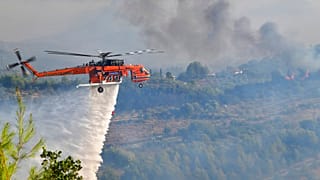 Ελικόπτερο επιχειρεί στη φωτιά στην Αρχαία Ολυμπία