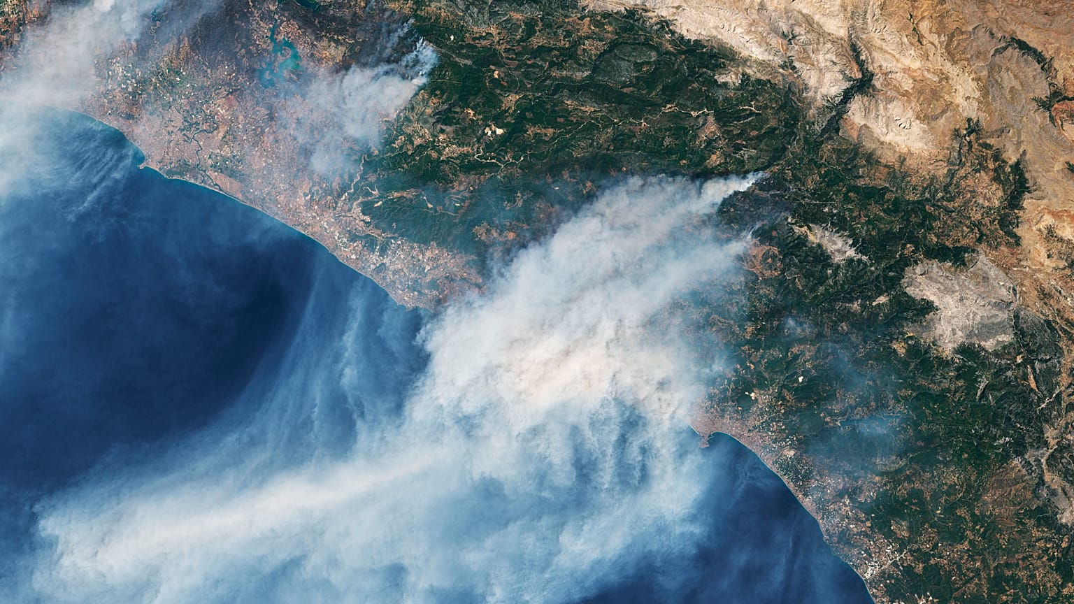 Manavgat'taki orman yangınının NASA'ya ait Landsat 8 uydusundan uzaydan çekilen görüntüsü