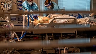 Paciente con COVID-19 dentro de la UCI del Centro Médico Sutter Roseville en Roseville, California, el martes 22 de diciembre de 2020