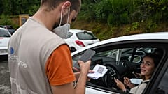 Archives : contrôle de pass sanitaire à l'entré du "Safari de Peaugre", un zoo dans le département français de l'Ardèche, le 28 juillet 2021
