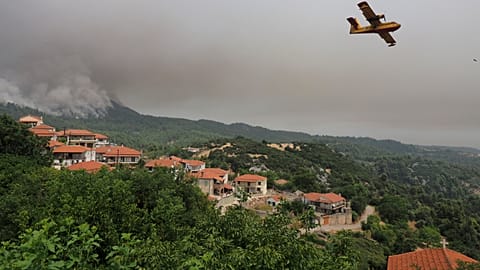 Alevler Evia Adası'ndaki yerleşim yerlerini de tehdit etti