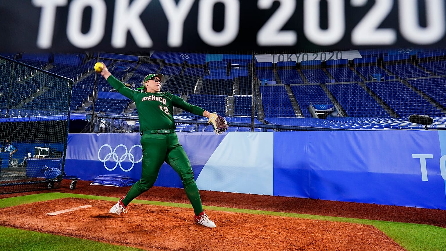 Eine mexikanische Softballspielerin vor leeren Rängen