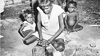Une femme aborigène avec ses enfants, à Warburton en 1957