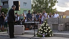 Kövér László, az Országgyűlés elnöke koszorúz a felvidéki Somorján a kitelepített magyarok emlékművének átadásán 2021. augusztus 2-án.