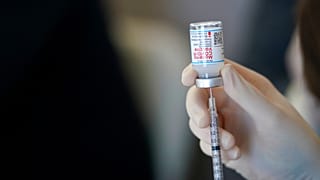 Ein Helfer bereitet die Spritzen mit dem Moderna COVID-19-Impfstoff vor, 26.07.2021