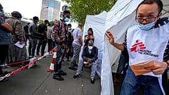 Puestos de vacunación para migrantes en París