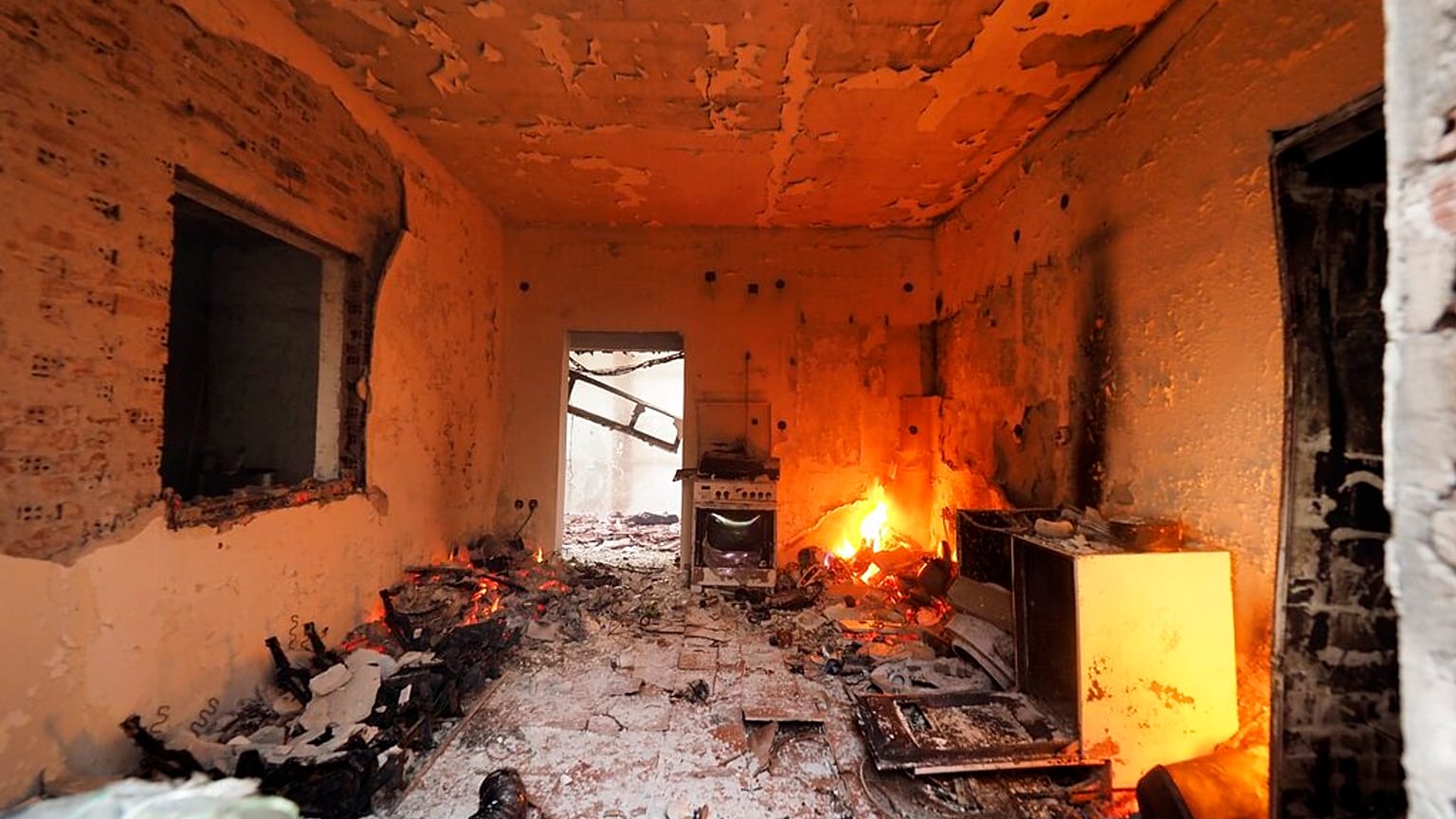 Zerstörtes Haus in Griechenland, dort und in der Türkei toben die schlimmsten Waldbrände