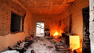 Zerstörtes Haus in Griechenland, dort und in der Türkei toben die schlimmsten Waldbrände