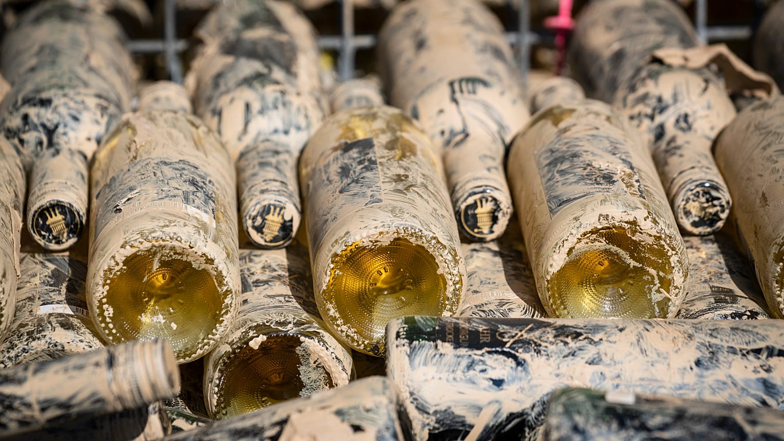 Flaschen, die aus den überfluteten Kellern gerettet werden konnten (Bad Neuenahr, 30.7.2021)